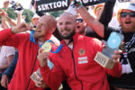 Weltmeister! Peter Kretschmer (r.) und Tim Hecker feiern ihren Gold-Coup mit dem Fanclub. Foto: Henning Schoon