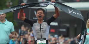 Emotionen pur beim Zieleinlauf: Rico Bogen krönt sich sensationell zum jüngsten Ironman-Weltmeister aller Zeiten. Foto: Kú